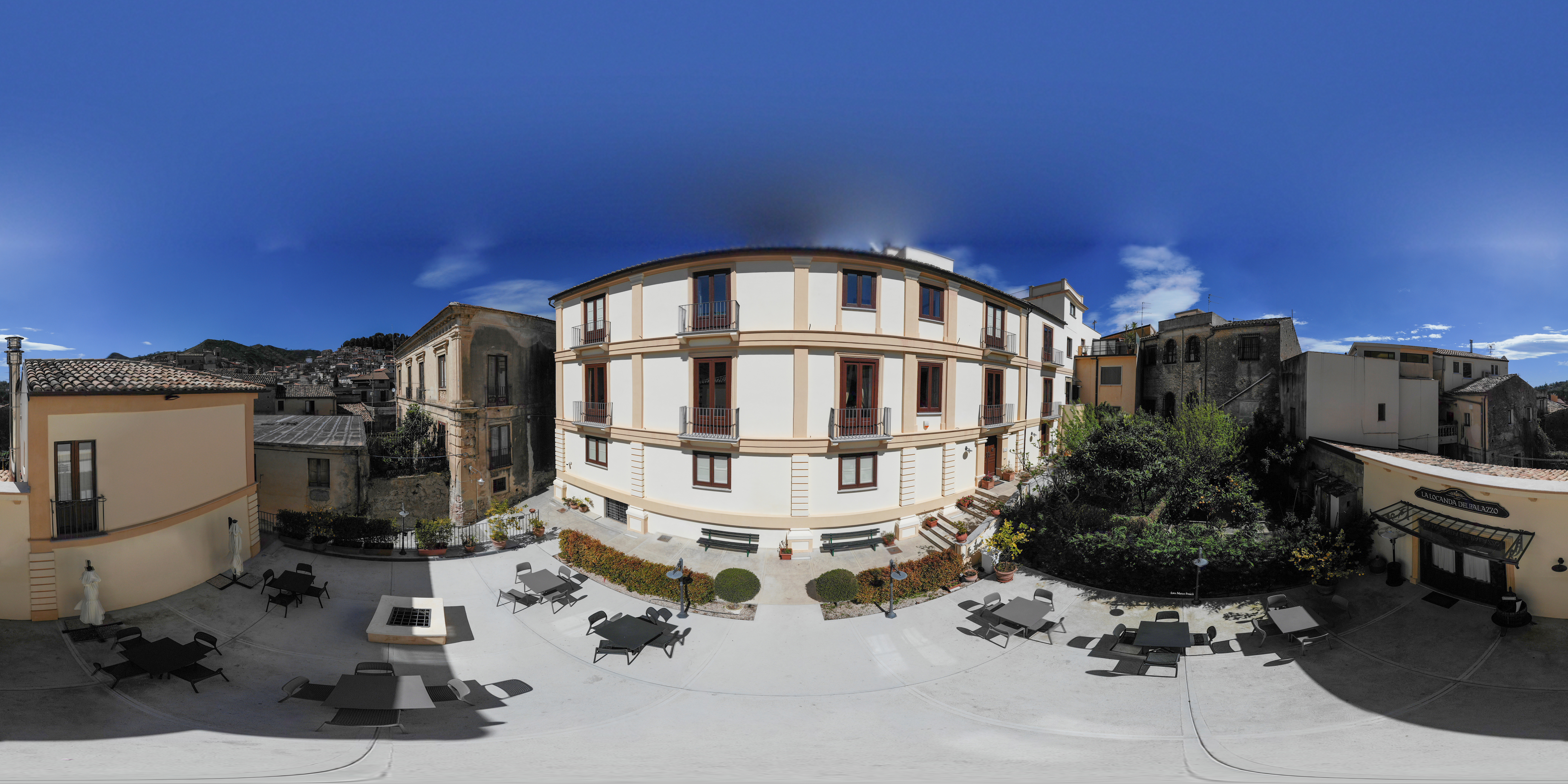 Il cortile interno del Palazzo Mantegna, B&B Al Palazzo, Gioiosa Ionica